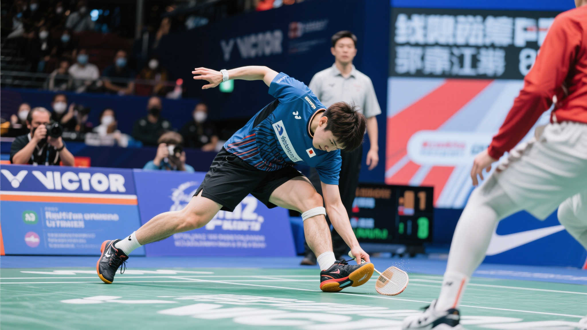 雨果回球擦边挑战失利,鹰眼显示触及侧边非底线 雨果回球擦边挑战失利,鹰眼显示触及侧边非底线