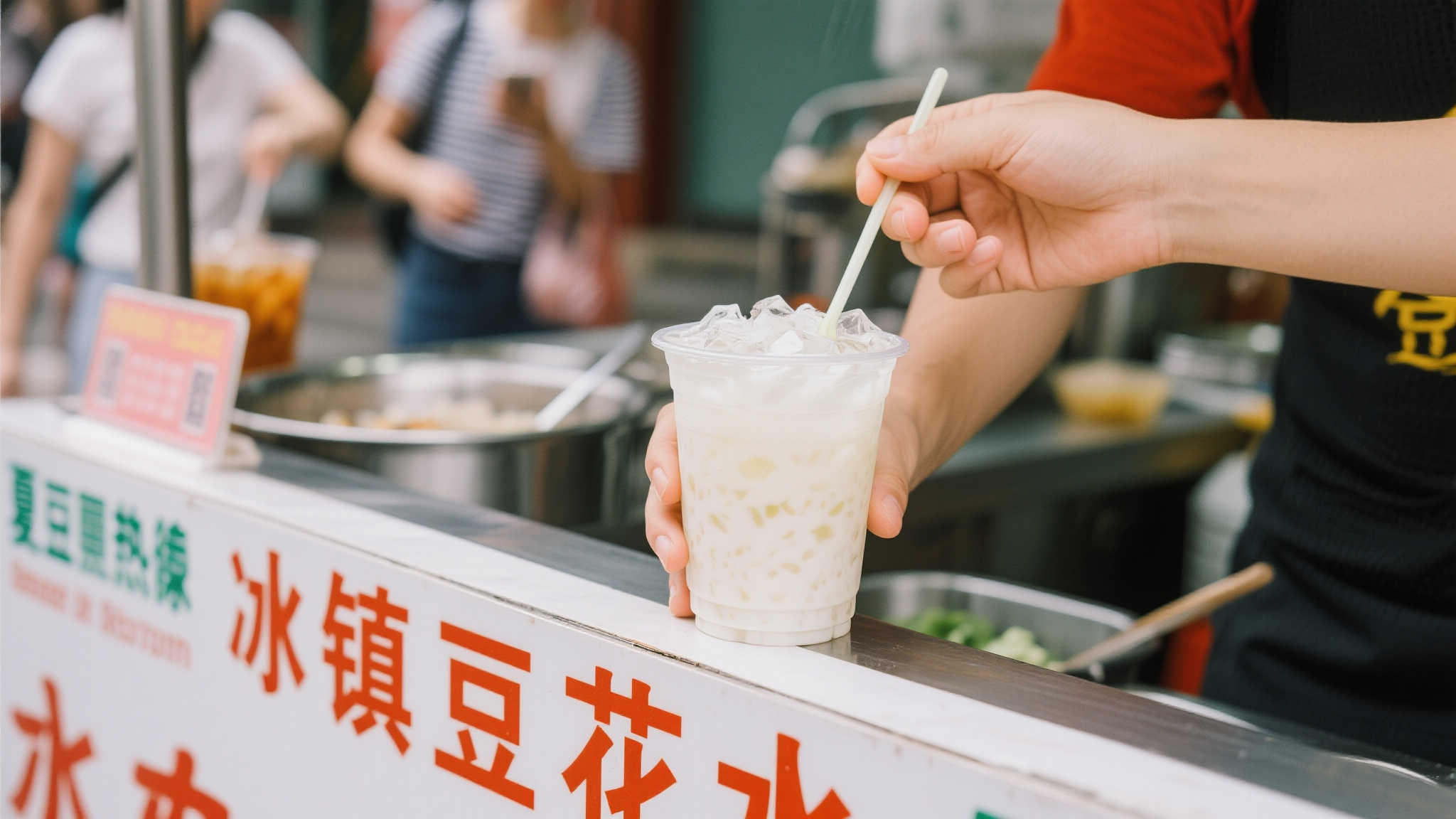 来到贵州遵义,美国球员喝点啥 此外,夏季炎热时,“冰镇豆花水”尤为畅销。轻轻一口